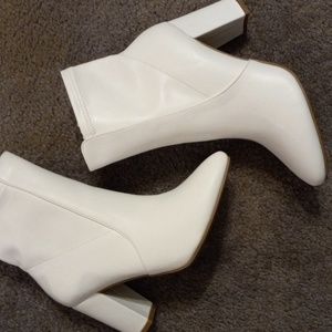 Nordstroms Soldout Cassis white ankle boots, new, size 10 Top Moda